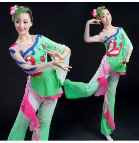 Women's skin color sleeves green and blue v neck chinese folk dance costumes modern dance performance fans dance dresses sets tops and pants