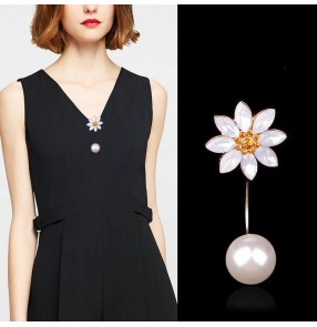 Japan and Korea Crystal daisy flowers collar pin blouse pearl collar flower Cardigan pin Anti-exposure Brooch shawl buckle accessories