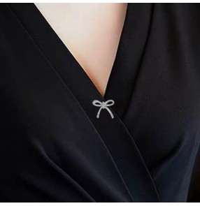Simple small brooch Female corsage bow tie small pin Anti-glare pin fixation Clothes Jewelry accessories